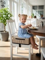 ילד יושב על בוסטר ישיבה Grow Up לילדים