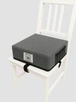 כרית הגבהה Grow Up - אפור כהה על כיסא אוכל