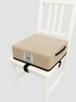 בוסטר ישיבה חול מותקן על כיסא אוכל