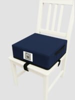 בוסטר ישיבה כחול נייבי מותקן על כיסא אוכל