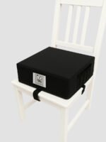 בוסטר ישיבה שחור גרפיט עם גב ורצועות מותקן על כיסא אוכל