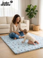 אמא ובן משחקים על מזרן פעילות איילים תכלת