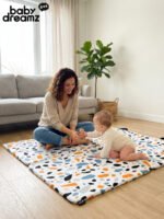 אמא וילד משחקים על מזרן פעילות טרצו לבן