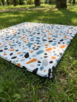 מזרן פעילות טרצו לבן בשימוש בפארק