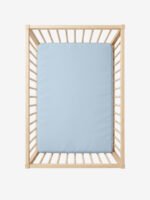 סדין למיטת מטר תכלת על מזרן בתוך מיטת תינוק