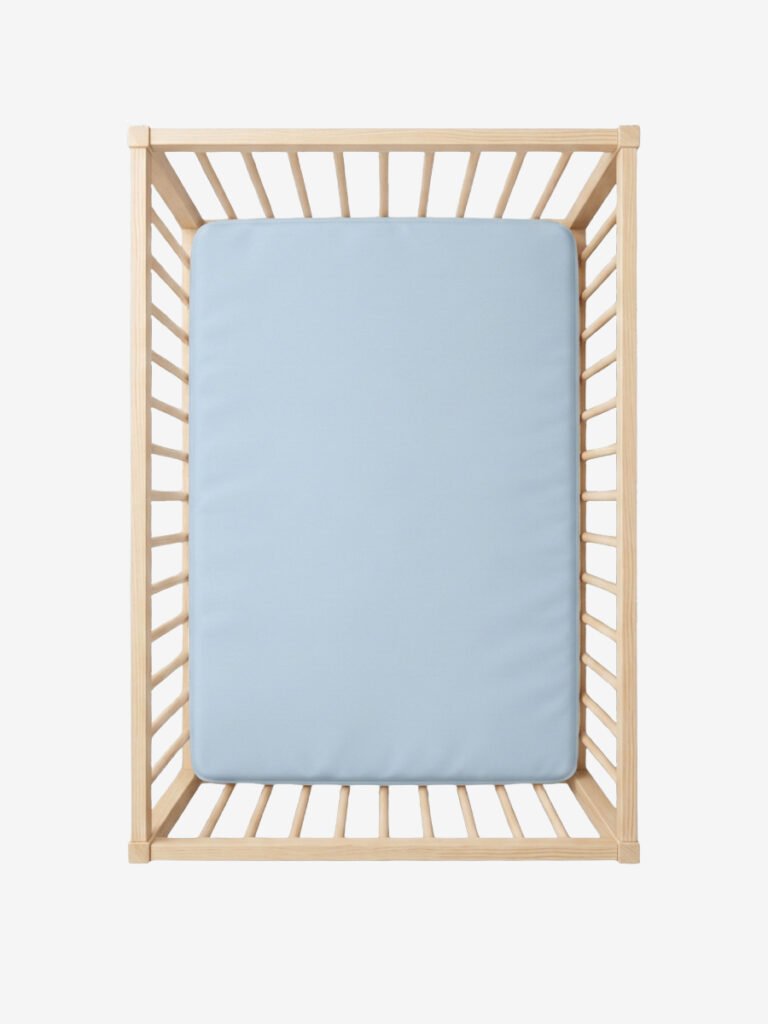 סדין למיטת מטר תכלת על מזרן בתוך מיטת תינוק