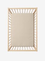 סדין למיטת מטר קפוצ׳ינו על מזרן בתוך מיטת תינוק