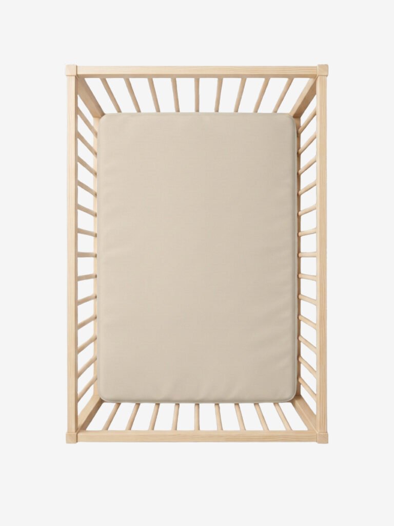 סדין למיטת מטר קפוצ׳ינו על מזרן בתוך מיטת תינוק