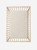 סדין למיטת מטר שמנת על מזרן בתוך מיטת תינוק