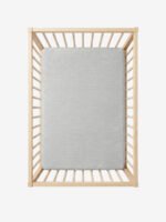 סדין למיטת מטר אפור מלאנג על מזרן בתוך מיטת תינוק