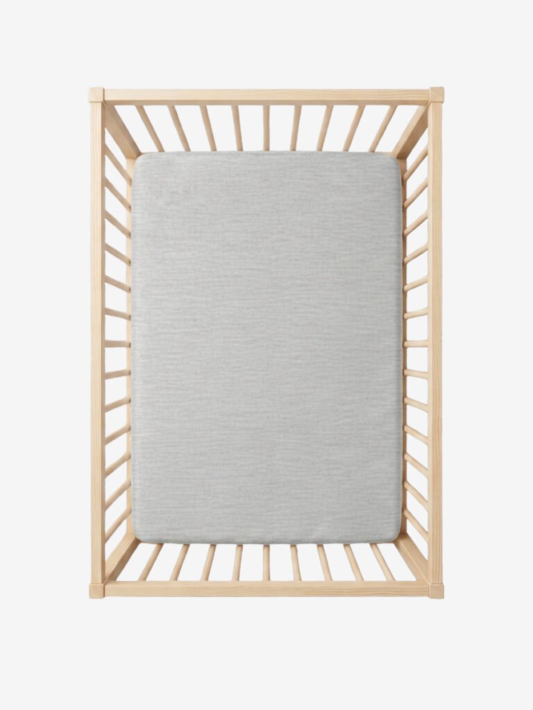 סדין למיטת מטר אפור מלאנג על מזרן בתוך מיטת תינוק