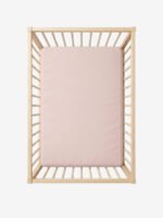 סדין למיטת מטר ורוד על מזרן בתוך מיטת תינוק