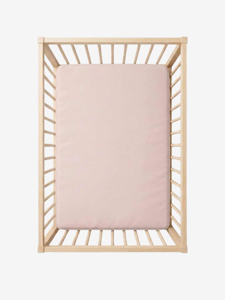 סדין למיטת מטר ורוד על מזרן בתוך מיטת תינוק