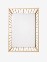 סדין למיטת מטר לבן על מזרן בתוך מיטת תינוק