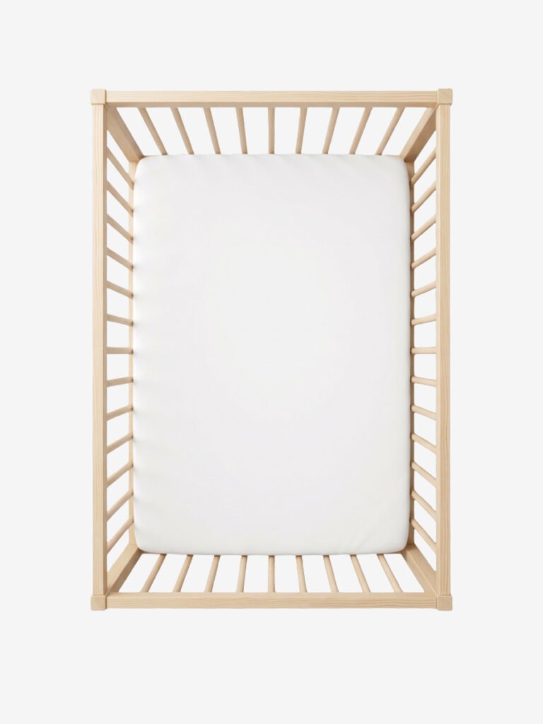 סדין למיטת מטר לבן על מזרן בתוך מיטת תינוק