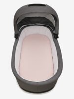 סדין לעגלה סל שכיבה ורוד על מזרן בתוך אמבטיה של עגלת תינוק