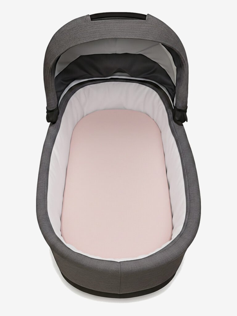 סדין לעגלה סל שכיבה ורוד על מזרן בתוך אמבטיה של עגלת תינוק