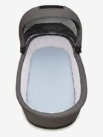 סדין לעגלה סל שכיבה תכלת על מזרן בתוך אמבטיה של עגלת תינוק