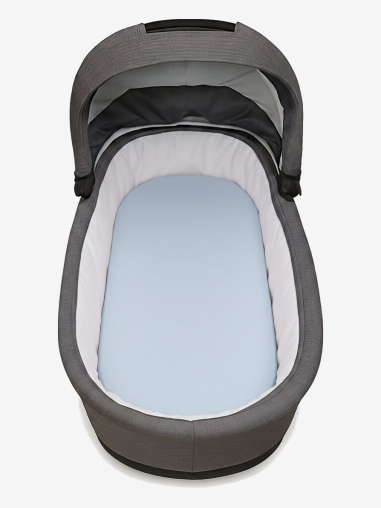 סדין לעגלה סל שכיבה תכלת על מזרן בתוך אמבטיה של עגלת תינוק