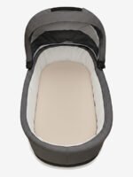 סדין לעגלה סל שכיבה קפוצ'ינו על מזרן בתוך אמבטיה של עגלת תינוק