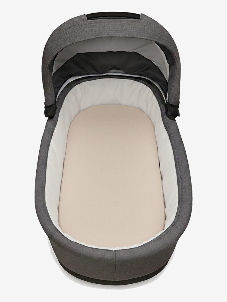 סדין לעגלה סל שכיבה קפוצ'ינו על מזרן בתוך אמבטיה של עגלת תינוק