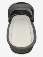 סדין לעגלה סל שכיבה שמנת על מזרן בתוך אמבטיה של עגלת תינוק