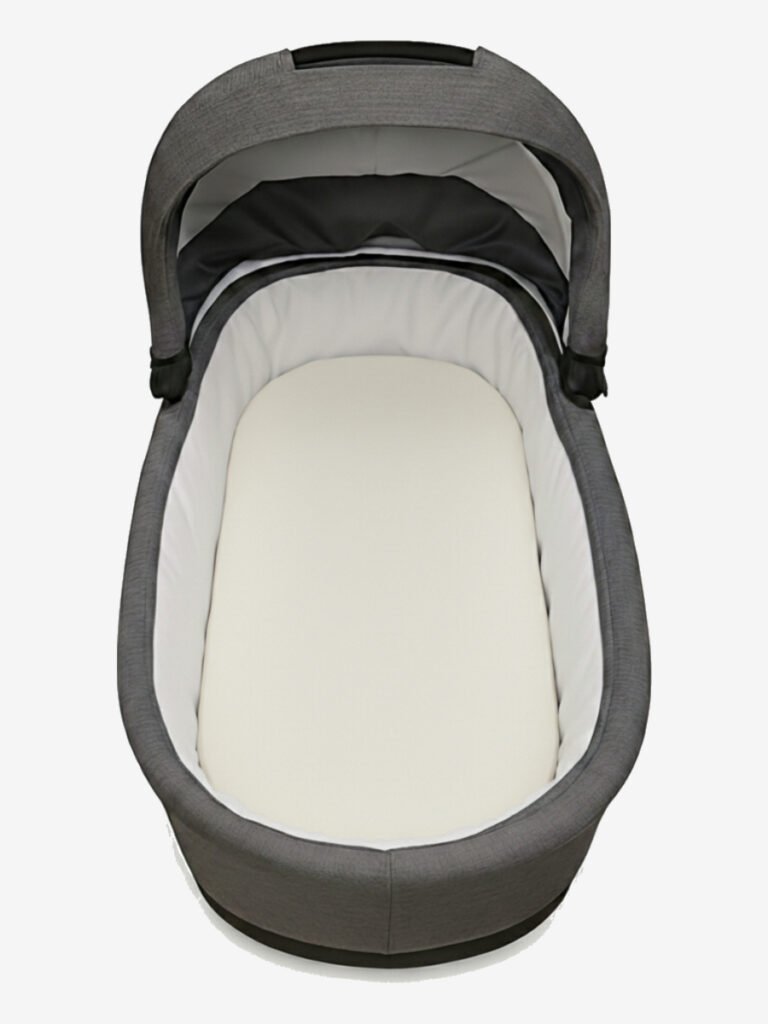 סדין לעגלה סל שכיבה שמנת על מזרן בתוך אמבטיה של עגלת תינוק