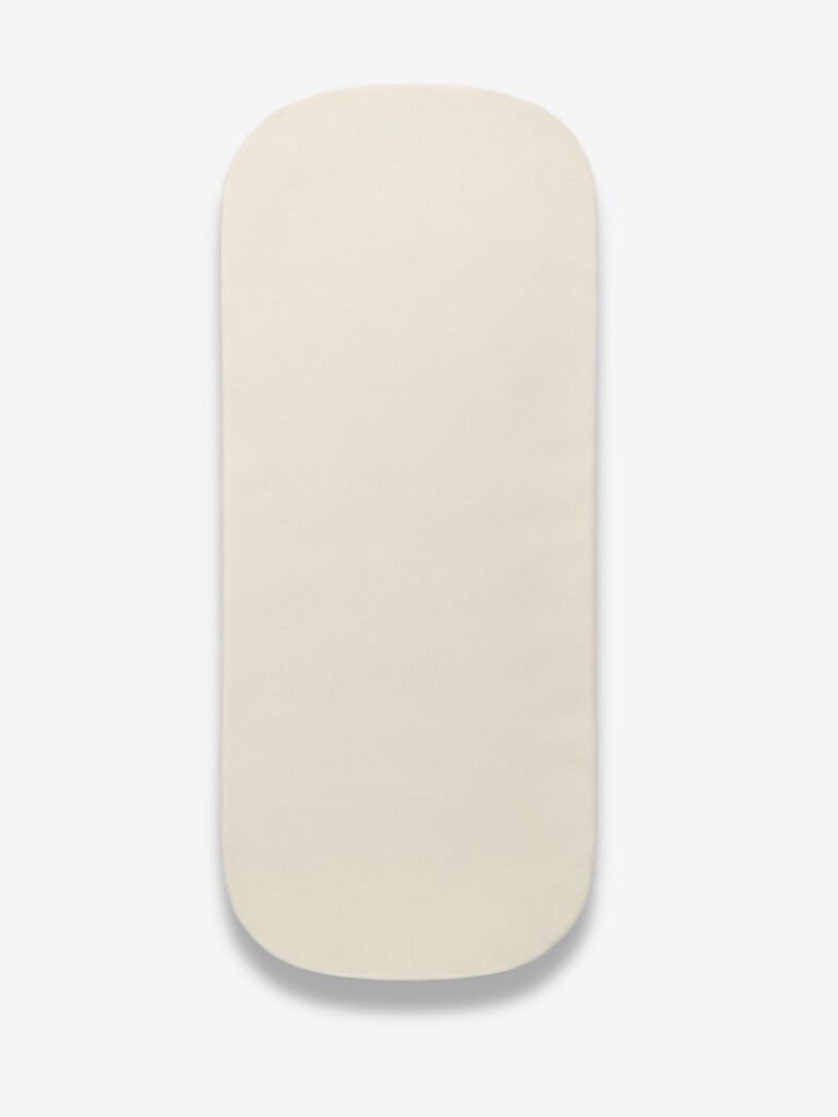 סדין לעגלה סל שכיבה שמנת מולבש על מזרן עגלת תינוק