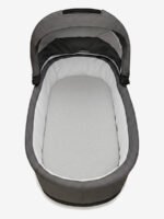 סדין לעגלה סל שכיבה אפור מלנז על מזרן בתוך אמבטיה של עגלת תינוק