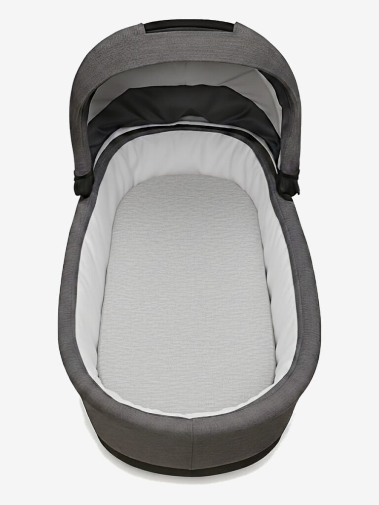 סדין לעגלה סל שכיבה אפור מלנז על מזרן בתוך אמבטיה של עגלת תינוק