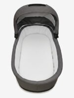 סדין לעגלה סל שכיבה לבן על מזרן בתוך אמבטיה של עגלת תינוק