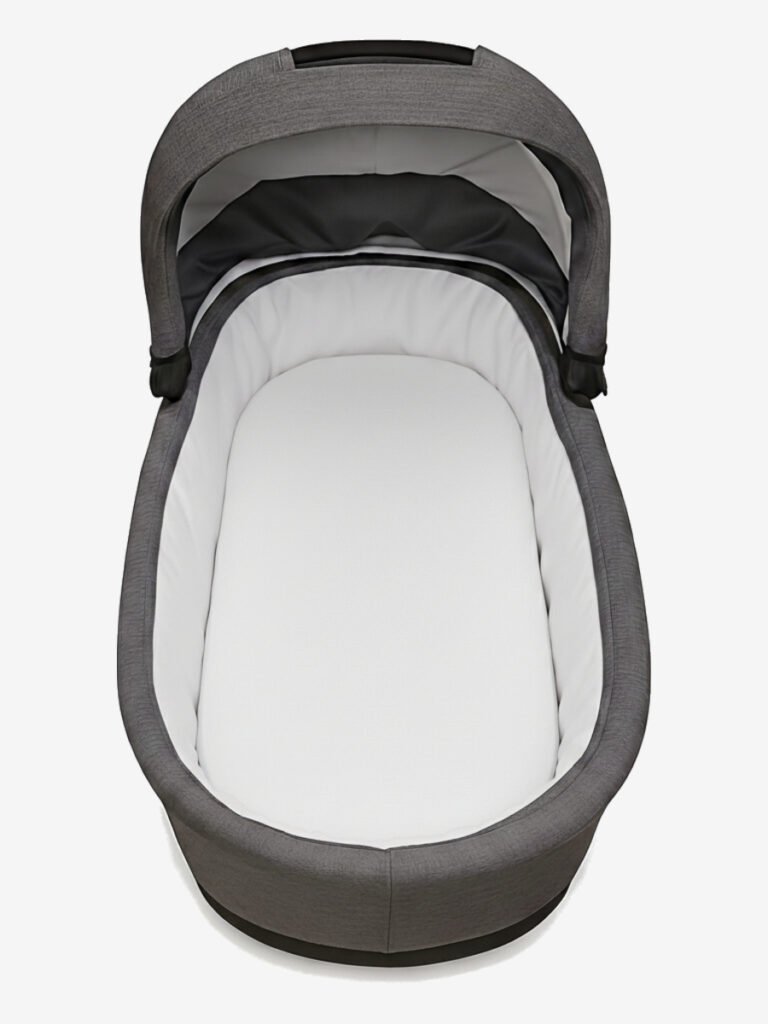 סדין לעגלה סל שכיבה לבן על מזרן בתוך אמבטיה של עגלת תינוק