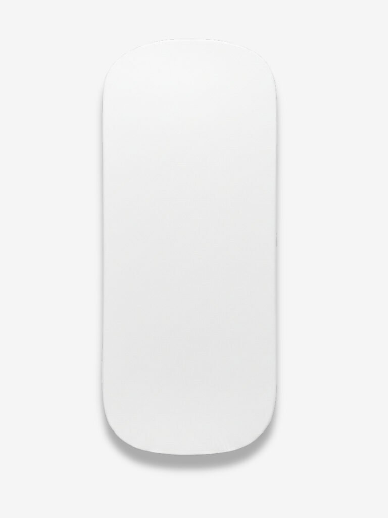 סדין לעגלה סל שכיבה לבן מולבש על מזרן עגלת תינוק